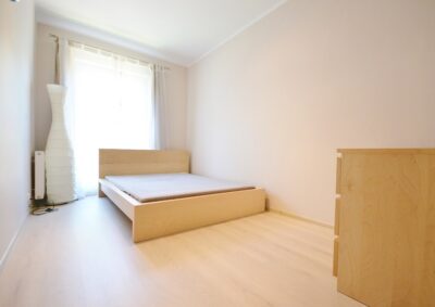 Nowocześnie urządzone dwa pokoje z balkonem