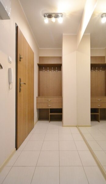 Nowocześnie urządzone dwa pokoje z balkonem
