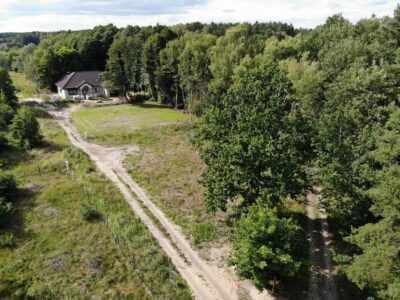 DZIAŁKA BUDOWLANA Z MEDIAMI POD LASEM GOLENIÓW