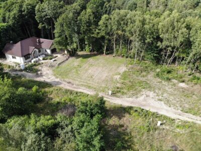 DZIAŁKA BUDOWLANA Z MEDIAMI POD LASEM GOLENIÓW