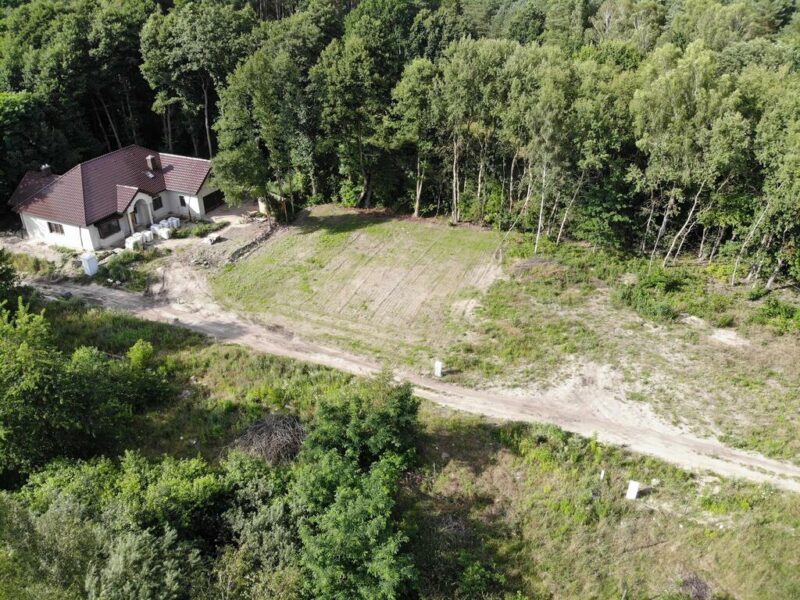 DZIAŁKA BUDOWLANA Z MEDIAMI POD LASEM GOLENIÓW