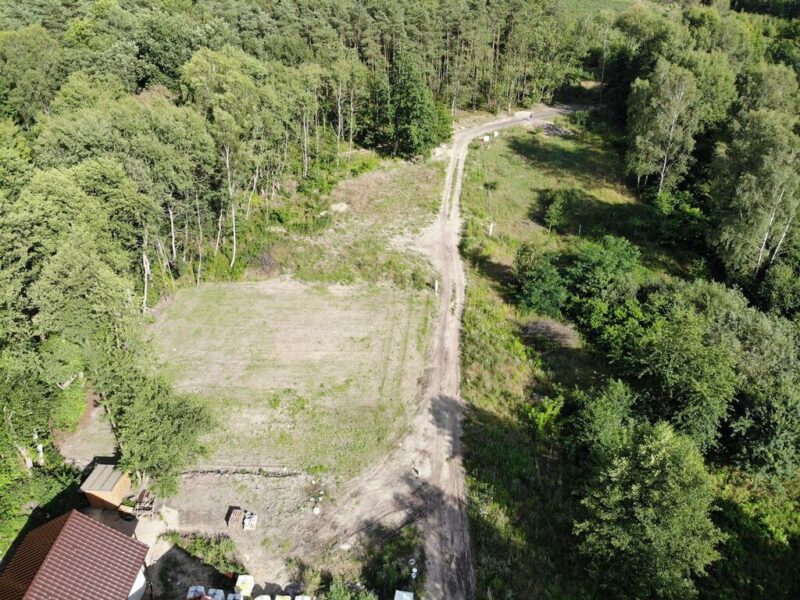 DZIAŁKA BUDOWLANA Z MEDIAMI POD LASEM GOLENIÓW
