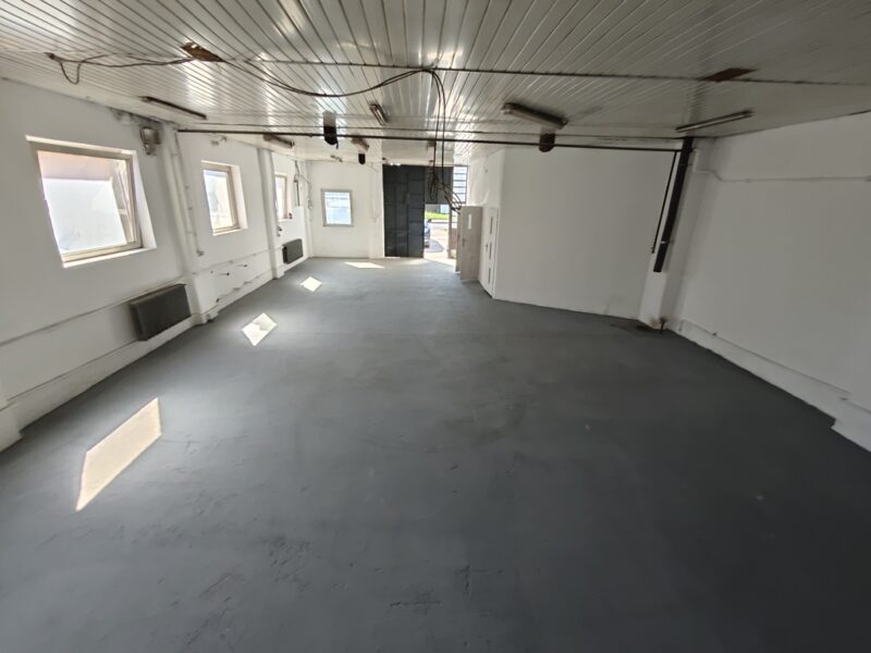Hala magazynowo-produkcyjna+socjal. 130m2