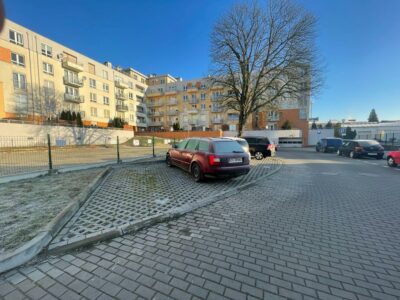 Ostatnie 3x miejsca parkingowe w tej lokalizacji.