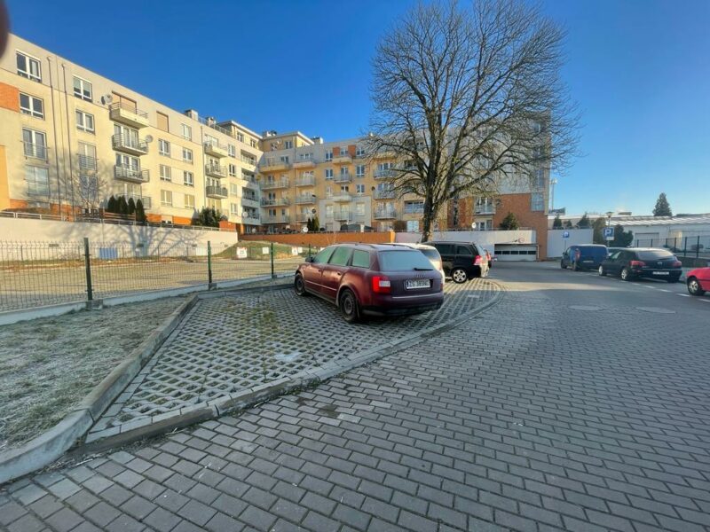 Ostatnie 3x miejsca parkingowe w tej lokalizacji.