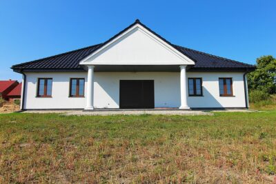 Na sprzedaż nowy dom w stylu dworkowym