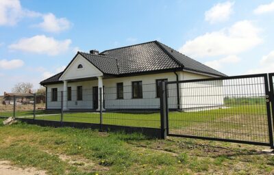 Na sprzedaż nowy dom w stylu dworkowym