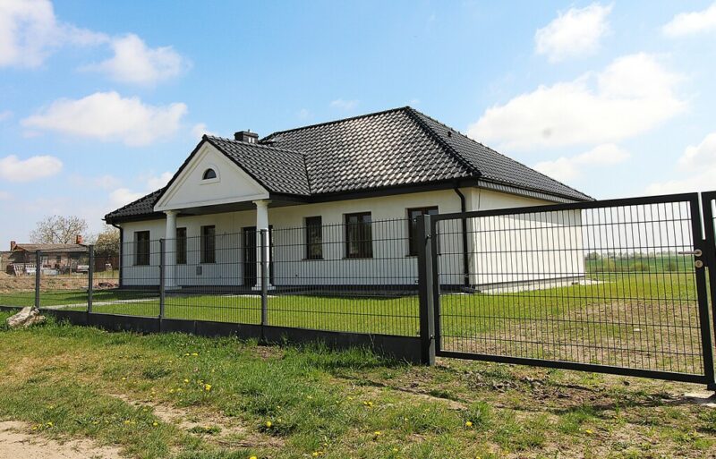 Na sprzedaż nowy dom w stylu dworkowym