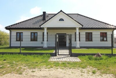 Na sprzedaż nowy dom w stylu dworkowym