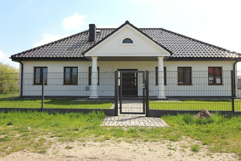 Na sprzedaż nowy dom w stylu dworkowym