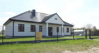 Na sprzedaż nowy dom w stylu dworkowym