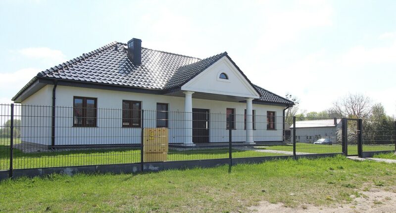 Na sprzedaż nowy dom w stylu dworkowym