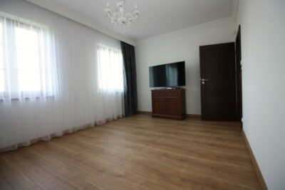 Na sprzedaż nowy dom w stylu dworkowym