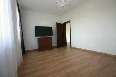 Na sprzedaż nowy dom w stylu dworkowym