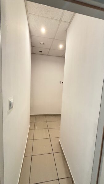 Lokal 55 m2 handlowo -usługowy Mierzyn ,parking