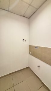 Lokal 55 m2 handlowo -usługowy Mierzyn ,parking