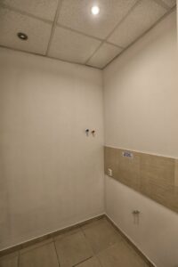 Lokal 55 m2 handlowo -usługowy Mierzyn ,parking