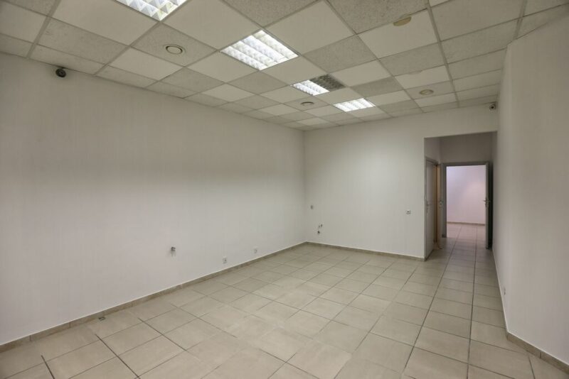 Lokal 55 m2 handlowo -usługowy Mierzyn ,parking