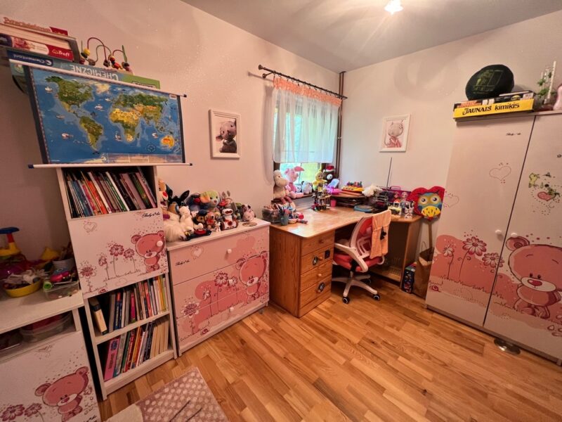 Środek lasu dom z budynkiem gospodarczym do zamie.