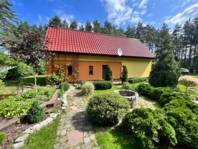 Środek lasu dom z budynkiem gospodarczym do zamie.