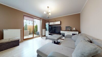 Dwupokojowy apartament z ogródkiem i parkingiem.