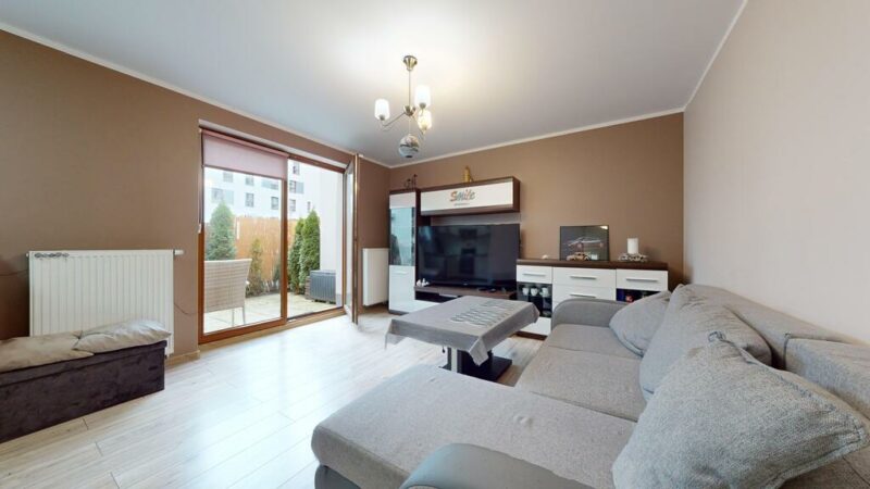 Dwupokojowy apartament z ogródkiem i parkingiem.