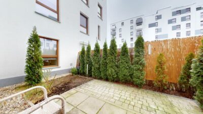Dwupokojowy apartament z ogródkiem i parkingiem.