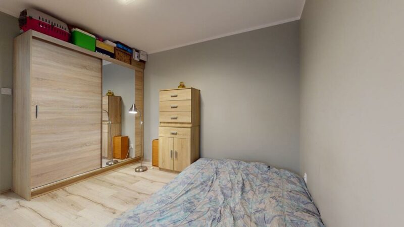 Dwupokojowy apartament z ogródkiem i parkingiem.
