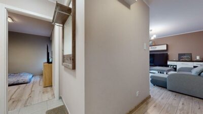 Dwupokojowy apartament z ogródkiem i parkingiem.