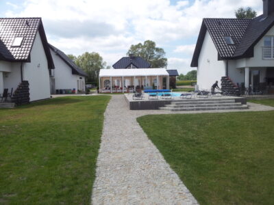 Na sprzedaż ośrodek wypoczynkowy nad jeziorem.