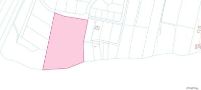 Inwestycyjny grunt z linią brzegową jeziora Lubie