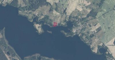Inwestycyjny grunt z linią brzegową jeziora Lubie
