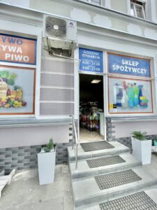 Lokal użytkowy z dużymi witrynami wejście z ulicy.