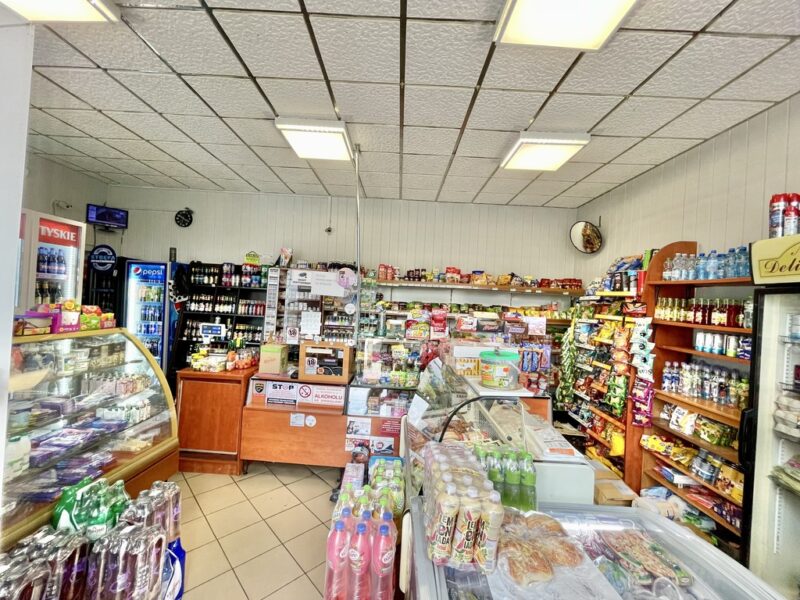 Lokal użytkowy z dużymi witrynami wejście z ulicy.