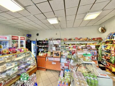 Lokal użytkowy z dużymi witrynami wejście z ulicy.