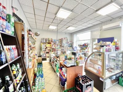 Lokal użytkowy z dużymi witrynami wejście z ulicy.