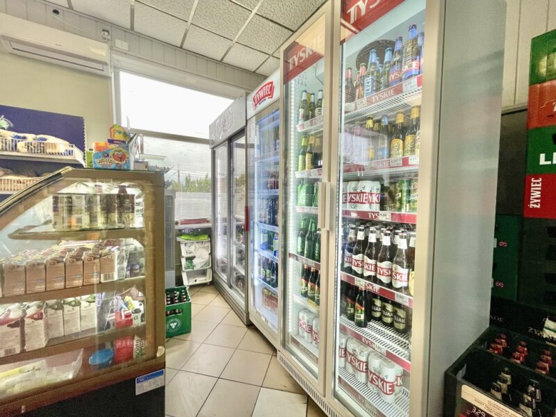Lokal użytkowy z dużymi witrynami wejście z ulicy.