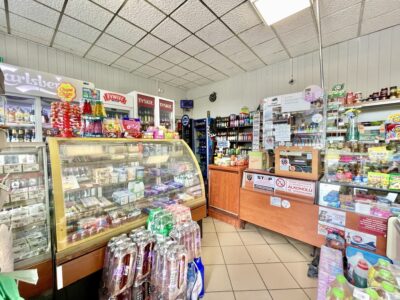 Lokal użytkowy z dużymi witrynami wejście z ulicy.