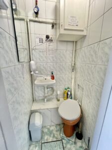 Lokal użytkowy z dużymi witrynami wejście z ulicy.