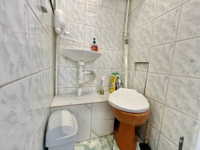 Lokal użytkowy z dużymi witrynami wejście z ulicy.