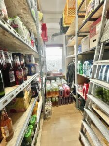 Lokal użytkowy z dużymi witrynami wejście z ulicy.
