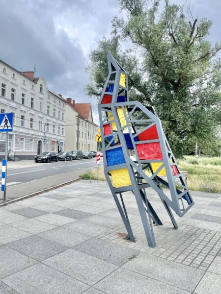 Lokal użytkowy z dużymi witrynami wejście z ulicy.