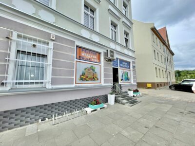 Lokal użytkowy z dużymi witrynami wejście z ulicy.
