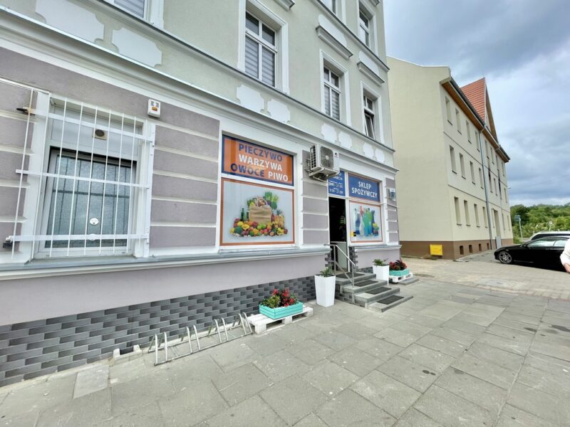 Lokal użytkowy z dużymi witrynami wejście z ulicy.