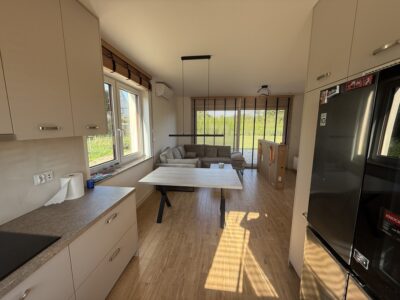 Nowy, wykończony dom parterowy i domek holenderski