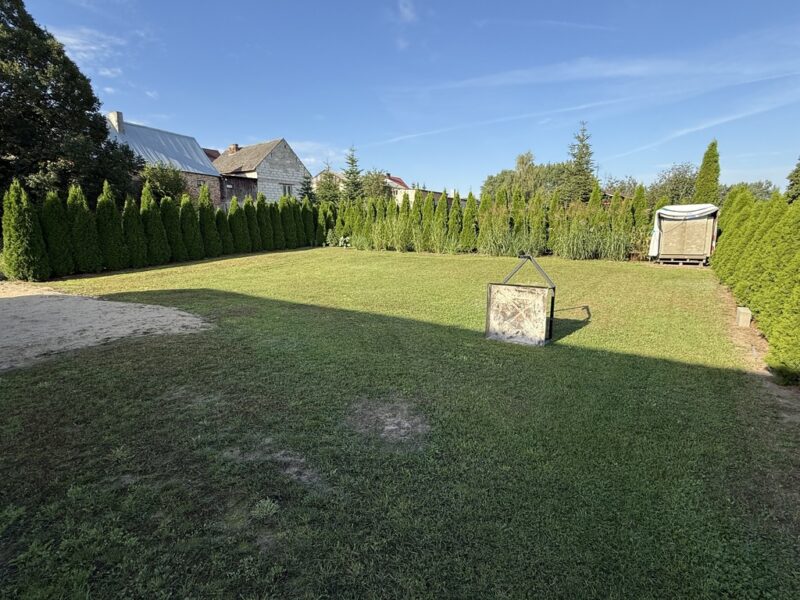 Nowy, wykończony dom parterowy i domek holenderski