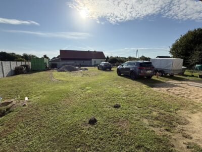 Nowy, wykończony dom parterowy i domek holenderski