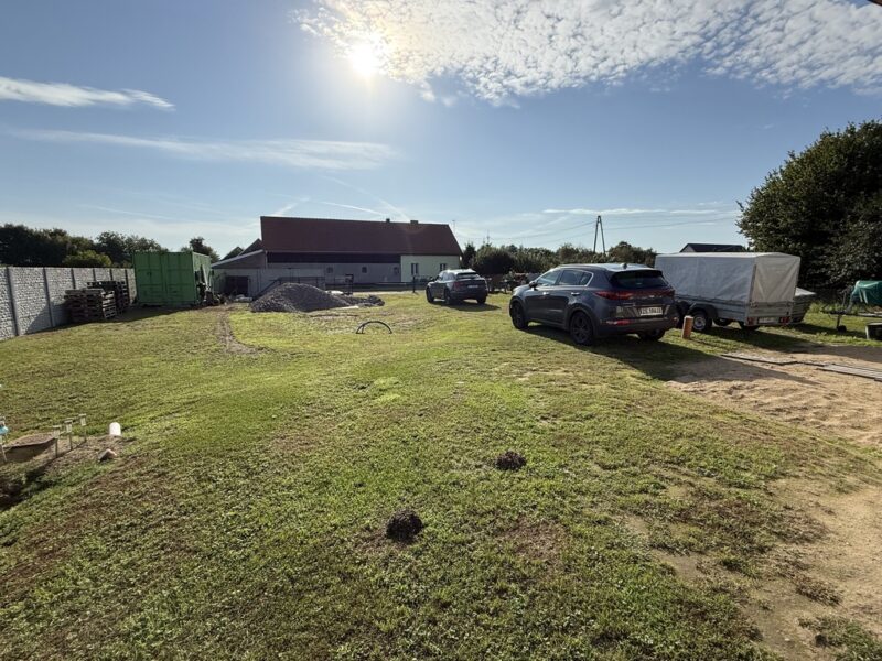 Nowy, wykończony dom parterowy i domek holenderski