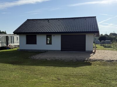 Nowy, wykończony dom parterowy i domek holenderski