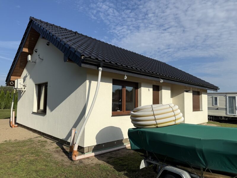 Nowy, wykończony dom parterowy i domek holenderski